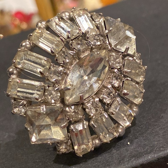 Unsigned Weiss  Clear Crystal Earrings. Silver Tone. Clip Backs. - Picture 13 of 15